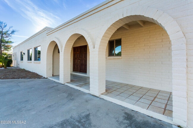 Building Photo - 1714 W Meadow Hills Dr