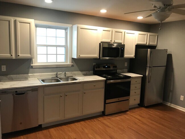 Kitchen Image #2 - 1003 E Breckinridge St