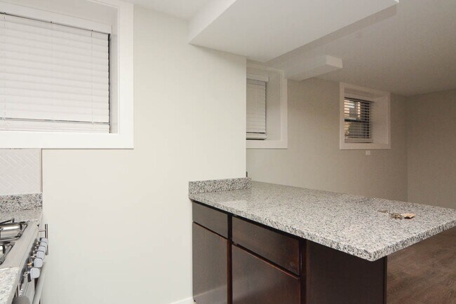 Building Photo - 426 W Belden Ave