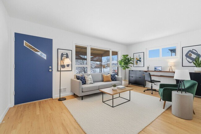 Foto del edificio - Spacious 5-Bedroom Home with Modern Updates and Natural Light