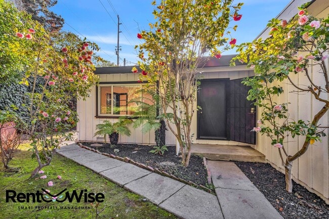 Building Photo - 838 Crompton Rd