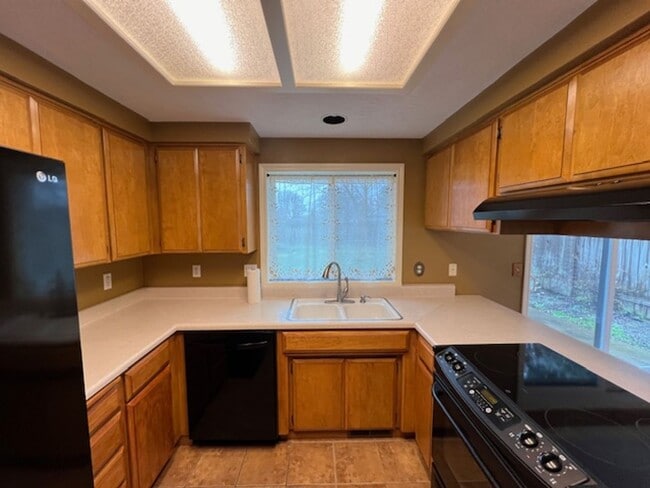 Building Photo - NEW TO MARKET, CLOSE TO SOUTH MEDFORD HIGH...