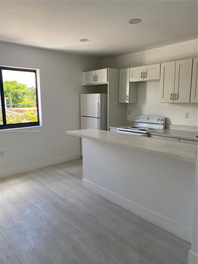Building Photo - 1101 SW 12th Ct