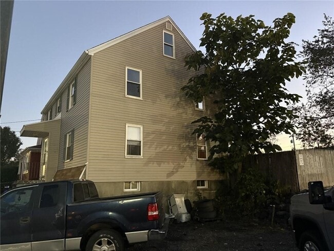 Building Photo - 610 Killingly St