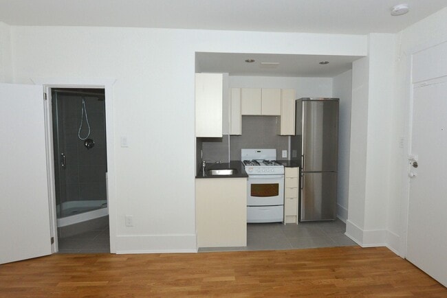 Building Photo - 160 Huron St