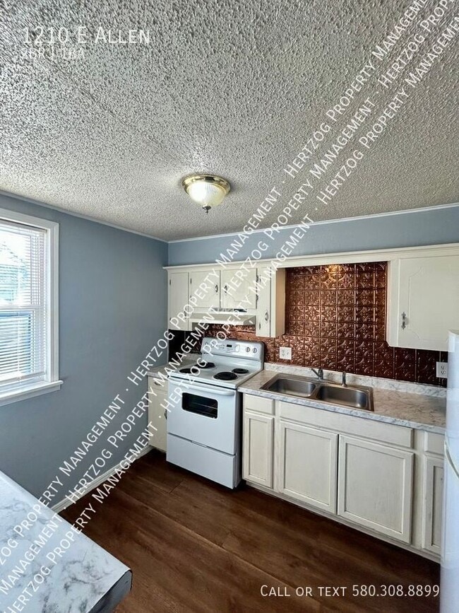 Foto del edificio - 1210 E Allen Ave