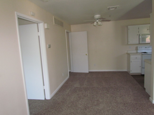 1x1- Dinning area - Capitol View Apartments