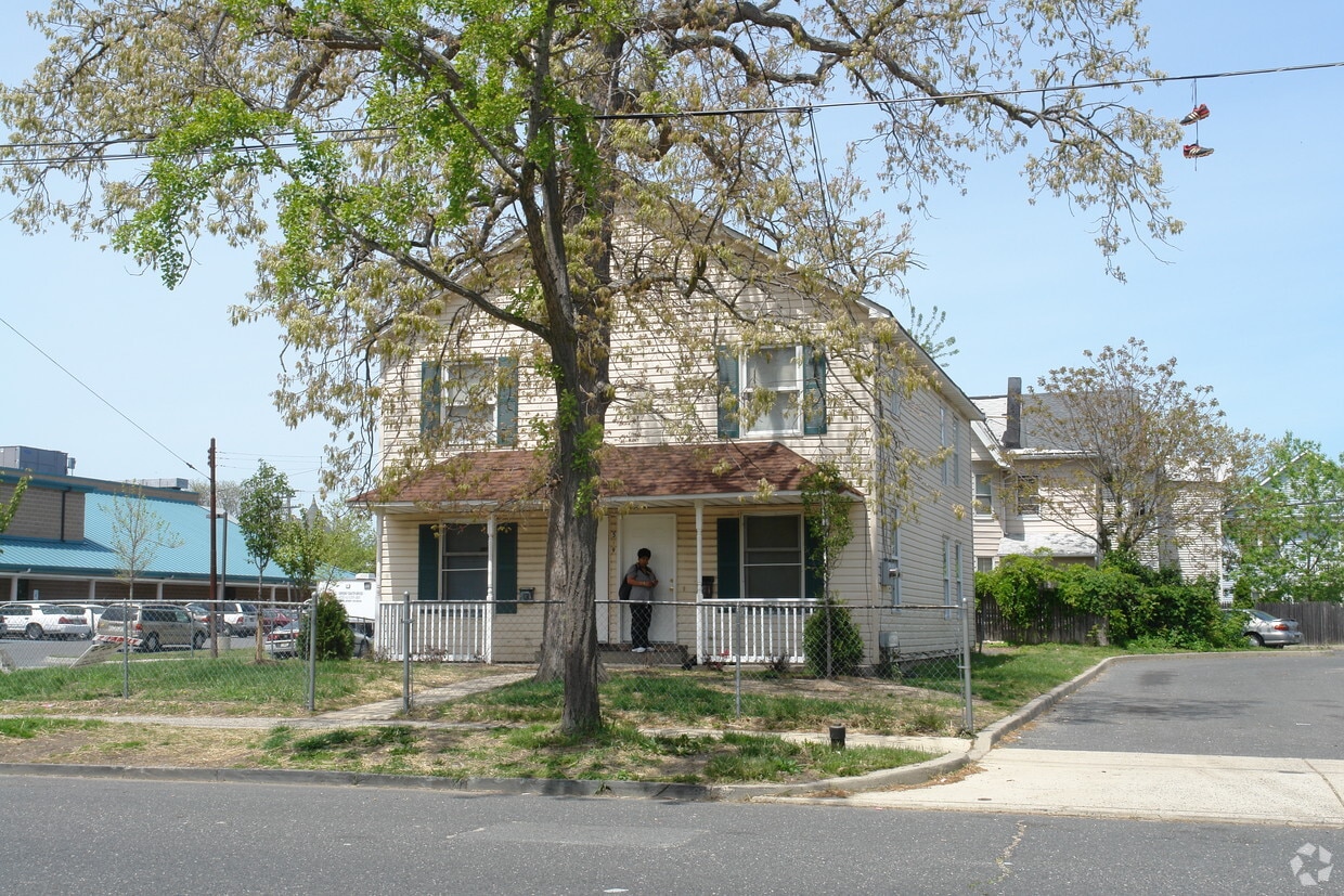 Building Photo - 519 Asbury Ave