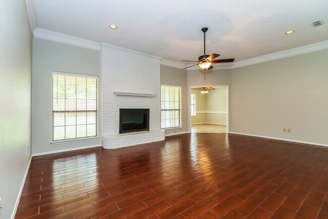 Building Photo - 143 NE Mcalister Rd