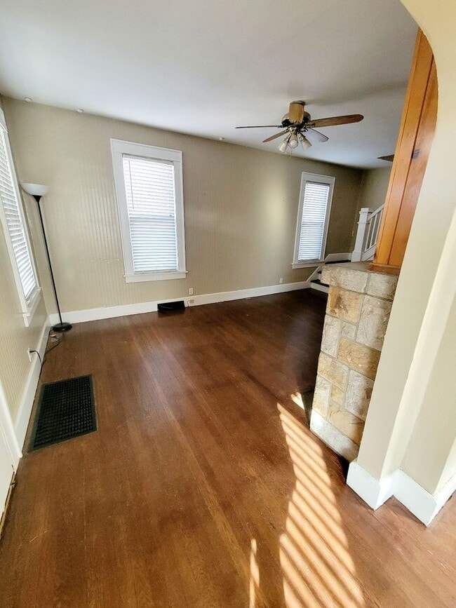 Building Photo - 2 Bedroom/1Bath House with Yard Located In...
