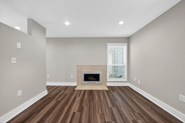 Building Photo - 935 La Posada Dr