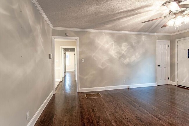 Foto del edificio - Adorable 3 Bedroom 1 Bathroom Recently Ren...