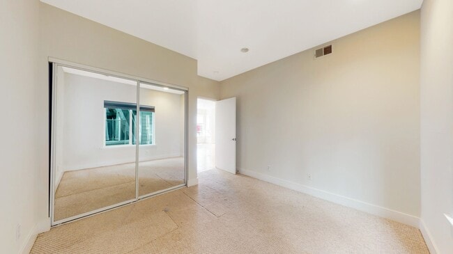 Building Photo - 2 bedroom 1 bathroom with Garage Parking