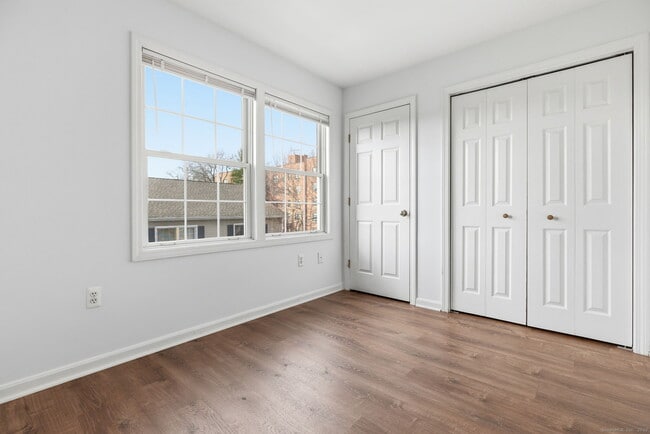 Foto del edificio - 48 Strawberry Hill Ave