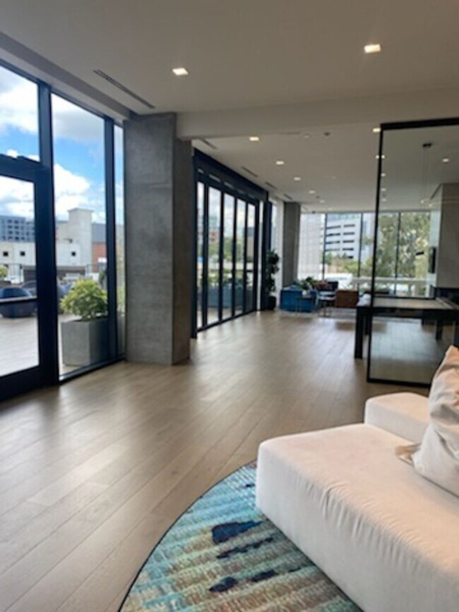 Foto del edificio - High Rise Condo Living at Its Best!!!!