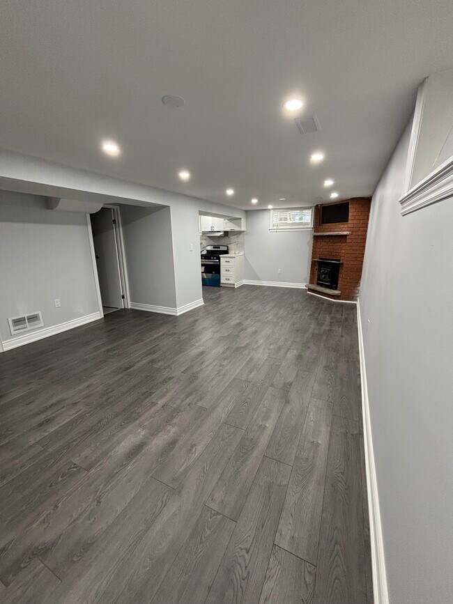 Building Photo - 73 Aloma Cres