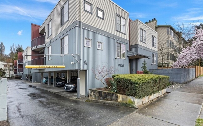 Building Photo - Bright Top-Floor Condo Near Northgate & Green Lake