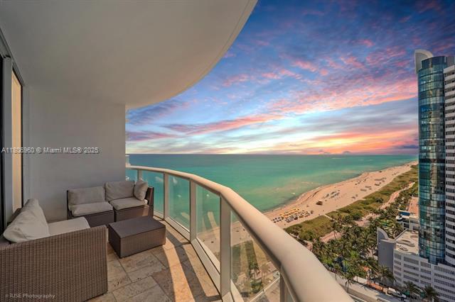 Foto del edificio - 6365 Collins Ave