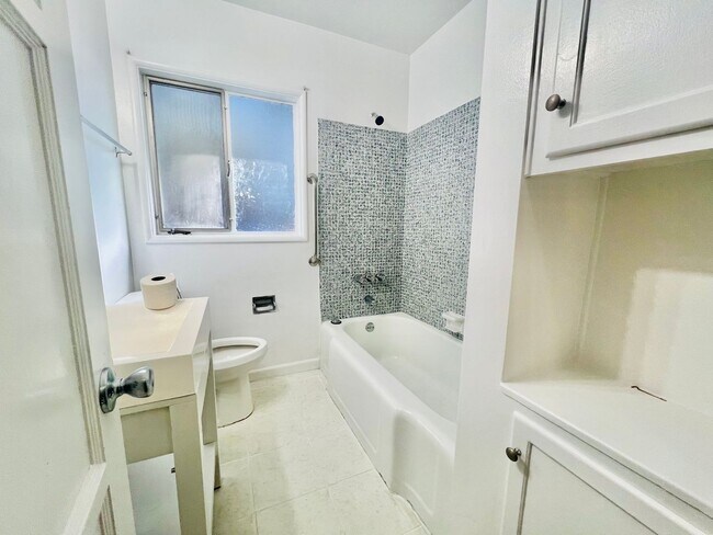 Foto del edificio - Beautiful Lake Balboa Single Family Home: 3 Bedroom/1 Bathroom/ 2-car garage