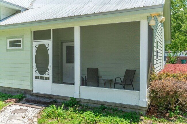 Foto del edificio - A spacious four bedroom, two and a half bathroom home located in the heart of the DeFuniak Spring...