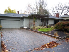 Building Photo - 915 Kumler St SE