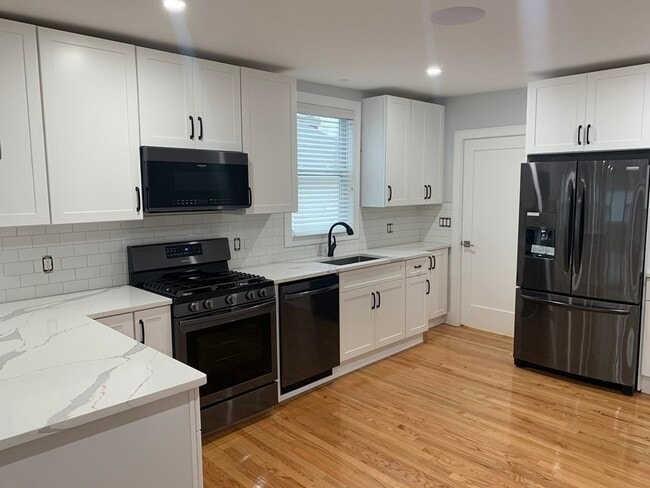 Building Photo - 115 Shore Dr