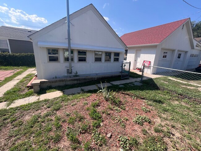 Building Photo - 1824 E San Rafael St