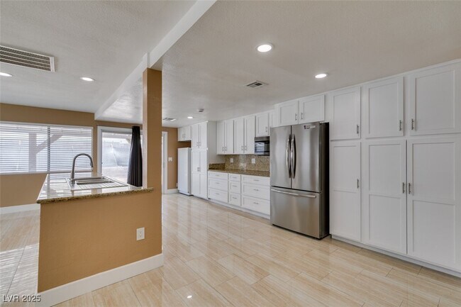 Building Photo - 3966 Green Leaf Dr
