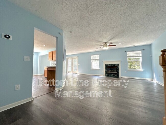 Foto del edificio - 5901 Hidden Meadow Ln