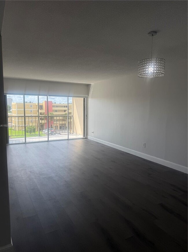 Building Photo - 9150 Fontainebleau Blvd