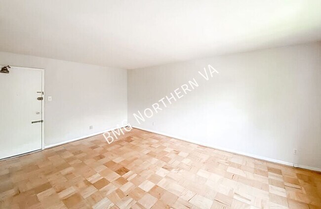 Foto del edificio - 4570 MacArthur Blvd NW