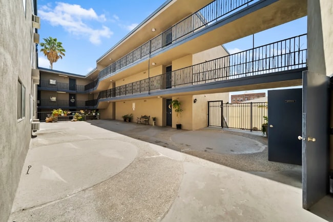 Building Photo - 2900 Sunset Pl