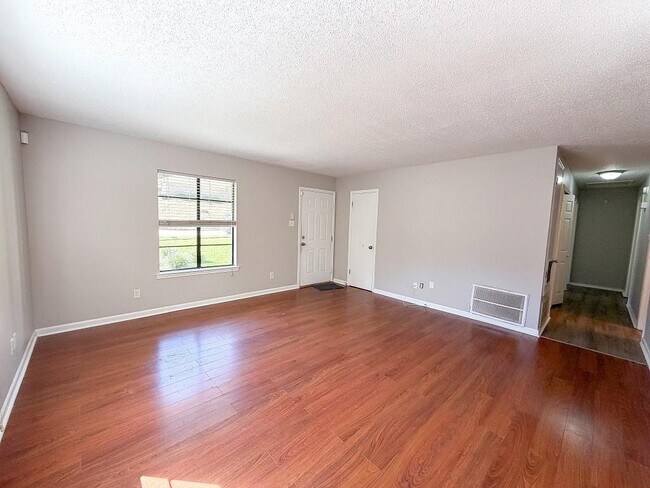 Foto del edificio - 817 Timbers Dr