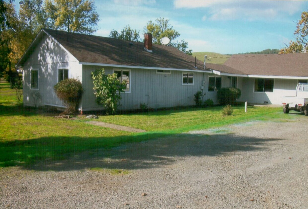 Foto principal - Roberts Creek 4 bedroom with 2 acres and barn