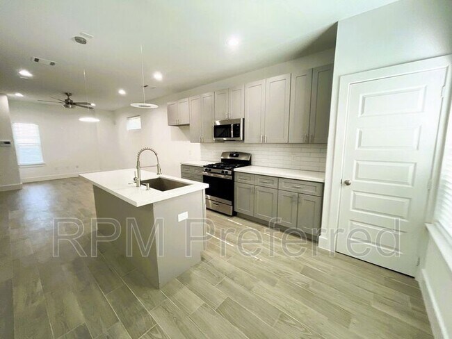 Building Photo - 999 Marjorie St