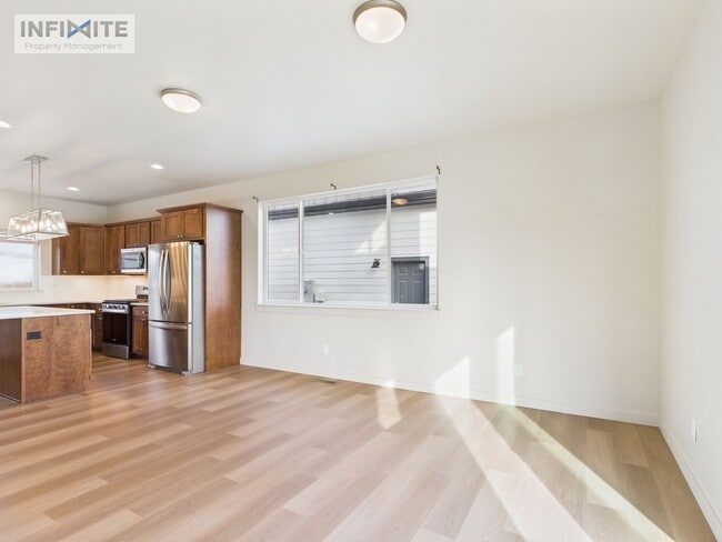 Building Photo - 3 Bedroom plus office space - Modern Comfo...