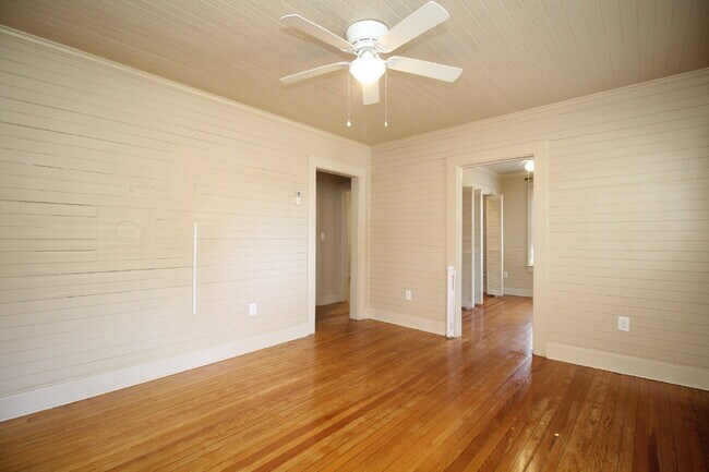 Foto del edificio - East Pensacola Heights 2BR Cottage Near Downtown with Heart-Pine Floors, Updated Kitchen & Rear A...