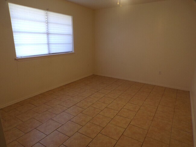 Building Photo - Great home located in Parklane
