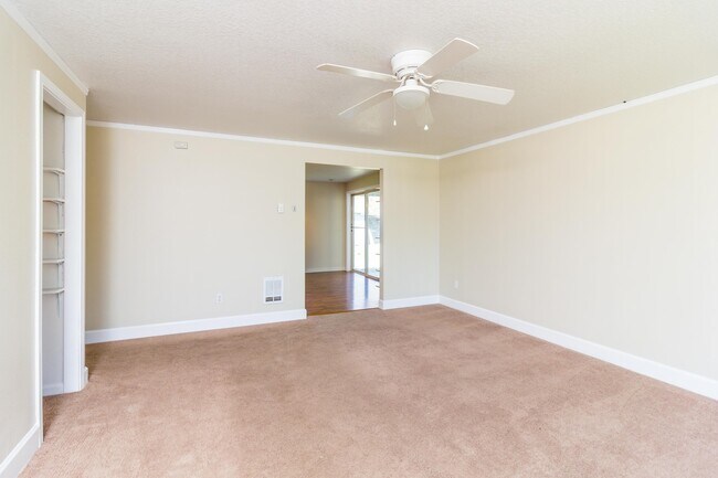 Building Photo - 3 bedroom 2 Bath Single Level on Large Lot