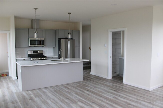 Foto del edificio - 2 bedroom 2 bathroom Brand New Triplex!