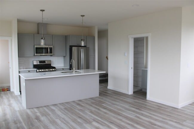 Building Photo - 2 bedroom 2 bathroom Brand New Triplex!