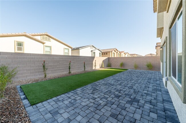 Building Photo - 480 Silverweed Ave