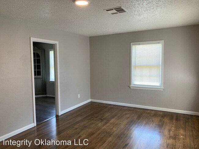 Building Photo - 3 br, 1 bath House - 324 E. Ercoupe Dr.