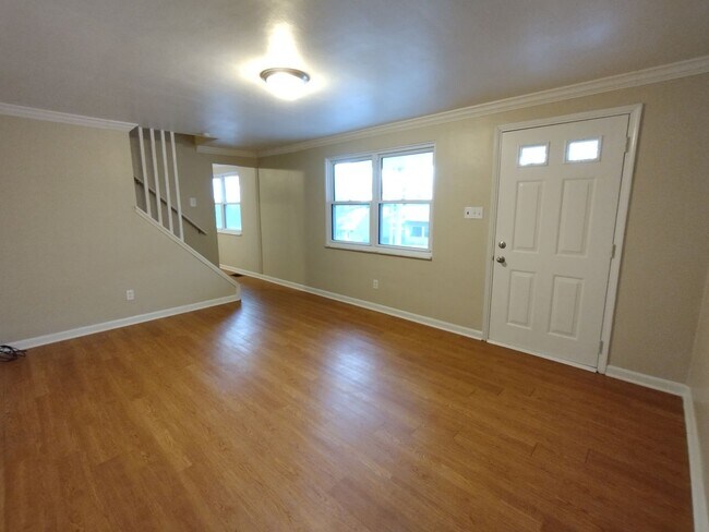Building Photo - 3 Bedroom - Fresh Paint - Sun Porch - Sing...