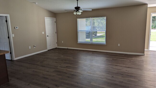 Building Photo - 4 Bedroom 2 Bath in Summerfield Florida