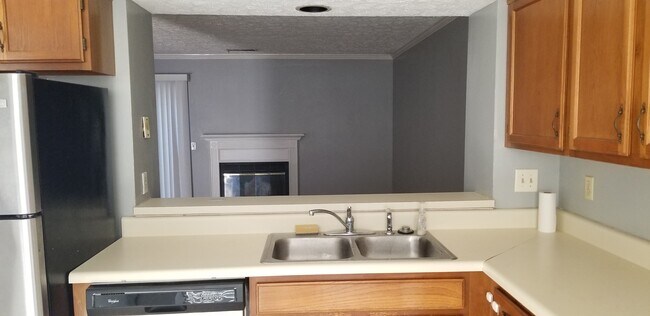 Foto del edificio - 472 Claircrest Dr