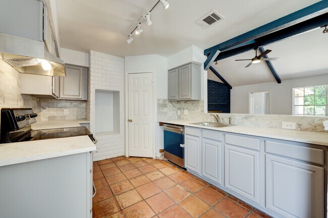 Building Photo - 9006 Stone Brook Ln