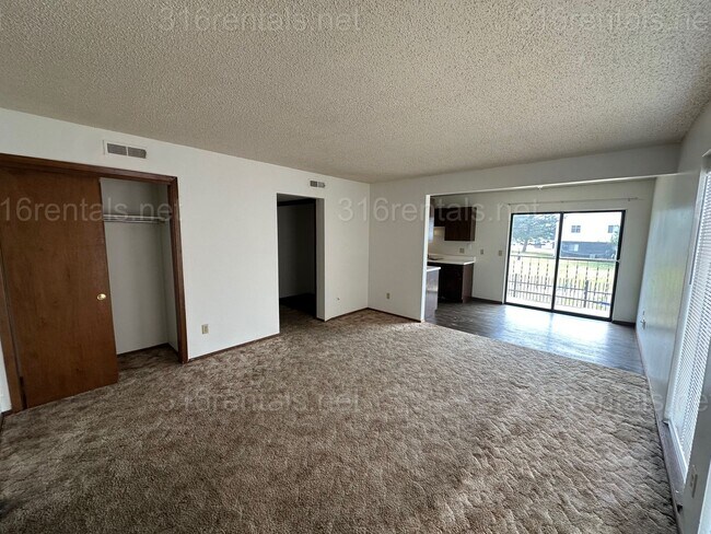 Foto del edificio - $750 - 2 bed 1 bath - Second floor Apartment