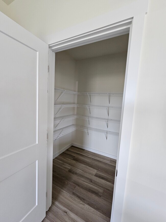 Foto del edificio - 7327 Bendire Lp