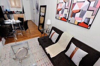 Building Photo - 440 W 45th St